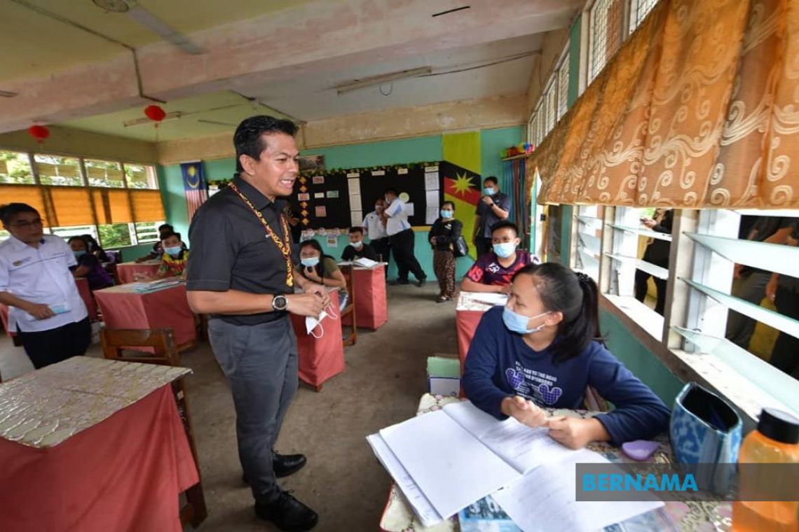 Timbalan Menteri Kewangan ‘turun padang’ tinjau projek Persekutuan di Sarawak