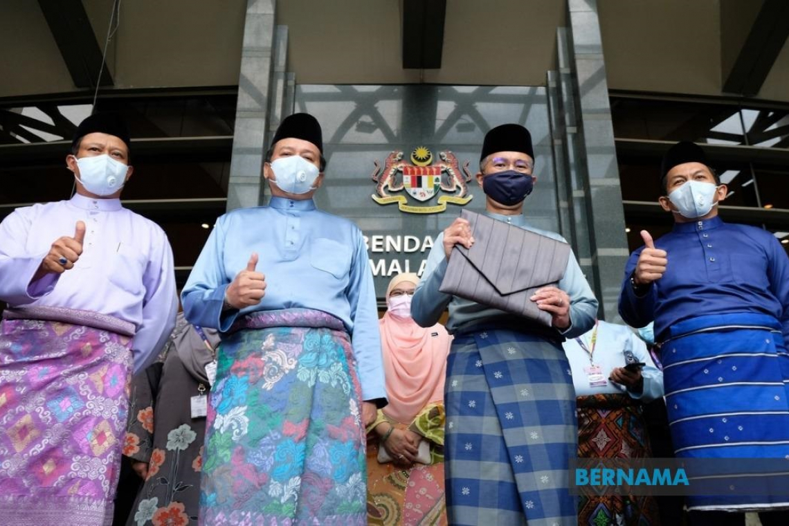 Bernama - Tengku Zafrul Heads To Parliament To Table 2021 Budget