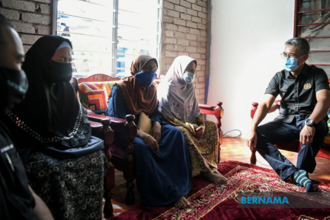 Tiga beradik cacat penglihatan gembira terima kunjungan Menteri Kewangan