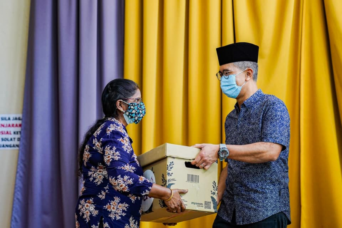 Penyampaian sumbangan 500 bakul makanan