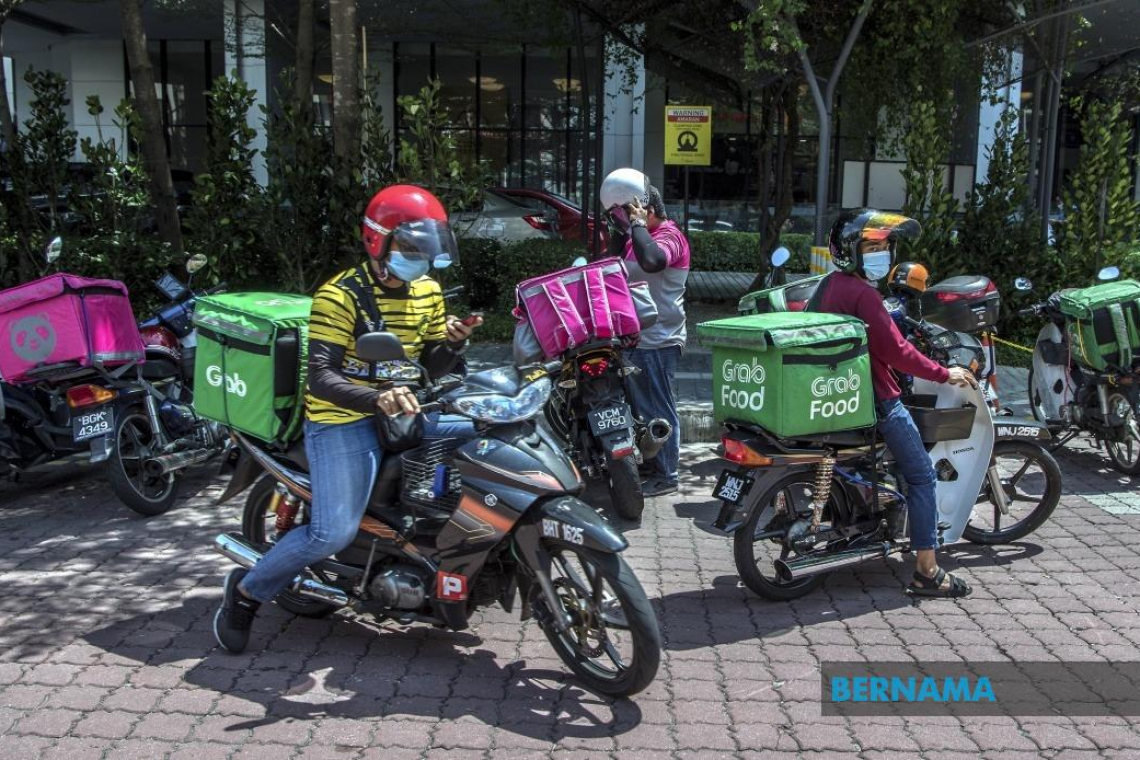 64,773 rakan penghantar Grab Malaysia, Food Panda pencarum aktif di bawah SKSPS – Tengku Zafrul
