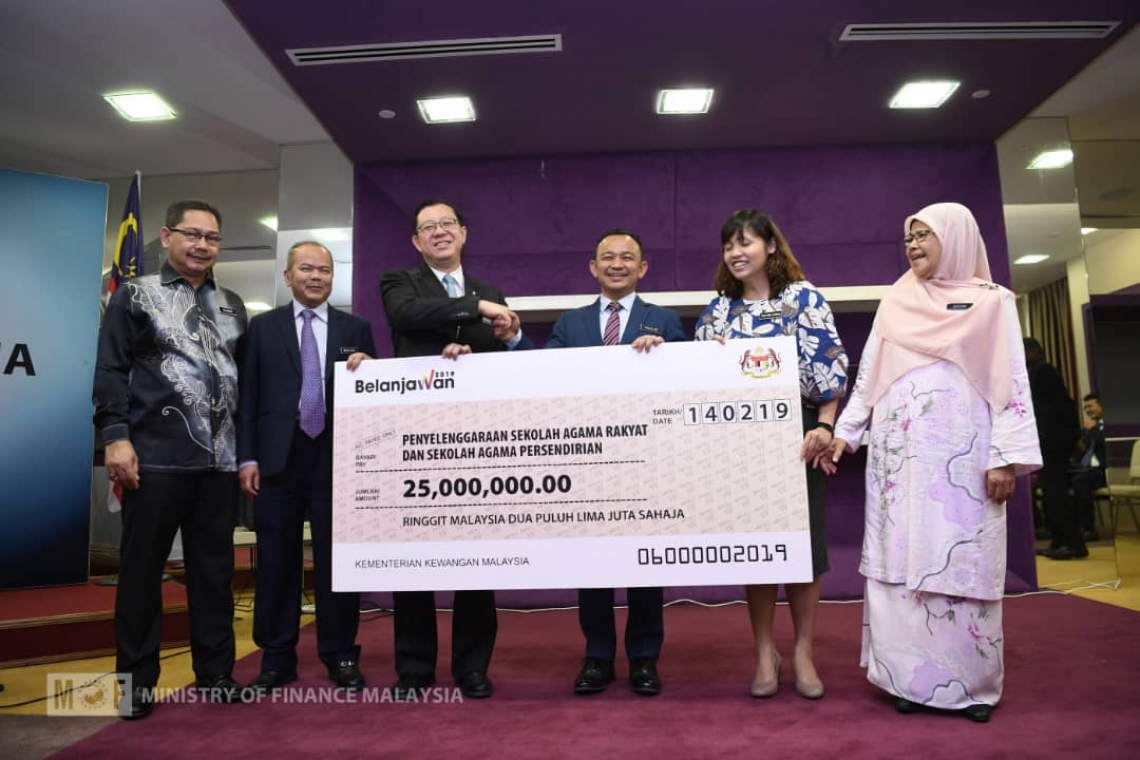 Majlis Penyerahan Cek Sekolah Agama Rakyat dan Sekolah Agama Persendirian Yang Berdaftar