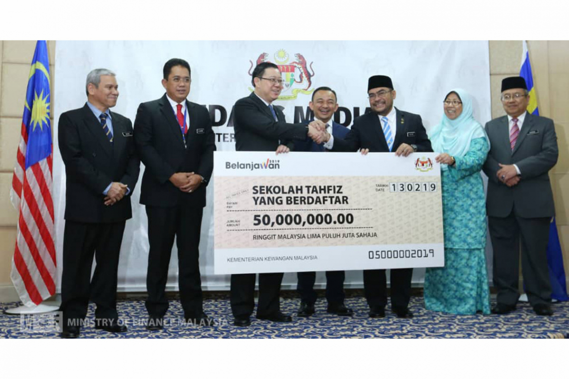 Majlis Penyerahan Cek Sekolah Tahfiz Berdaftar