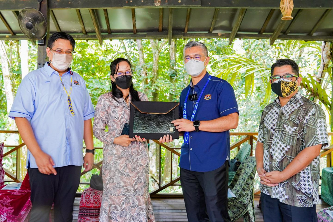 Menteri Kewangan Tengku Zafrul berjumpa penganyam beg tradisional “Bajet 2020”