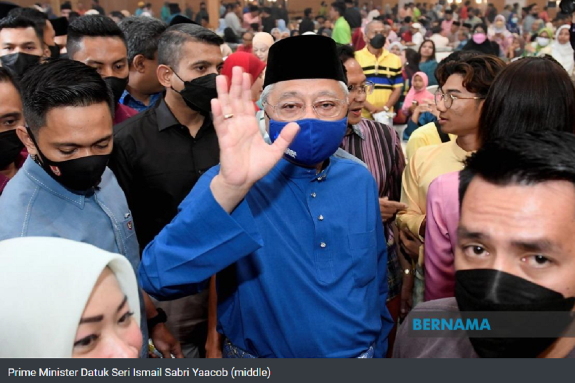 PM attends Aidilfitri open houses hosted by MOF, MOH