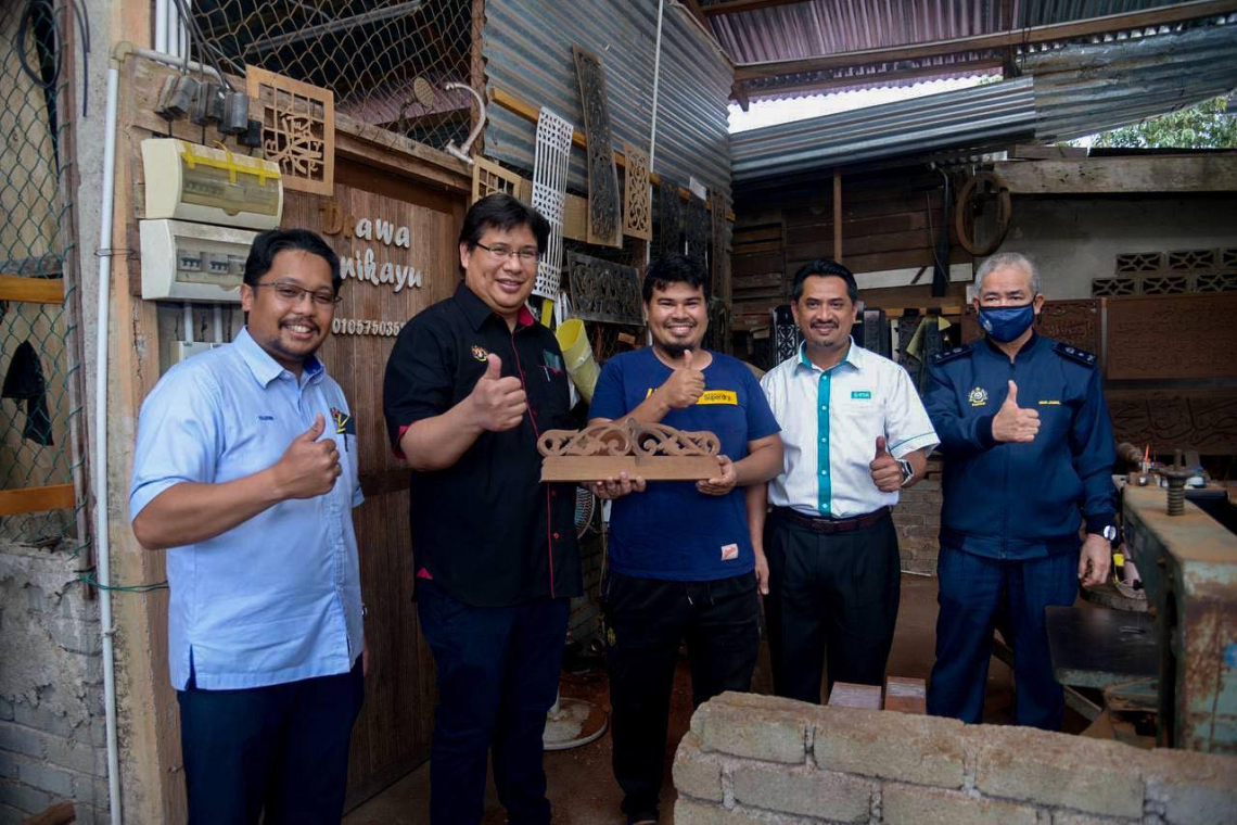 Sesi Turun Padang Sempena Jelajah #Bajet2023 Ke Industri Pembuatan Ukiran Kayu Kuala Terengganu