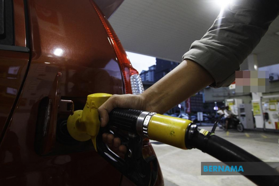 Harga RON97 turun 10 sen, RON95 dan diesel kekal