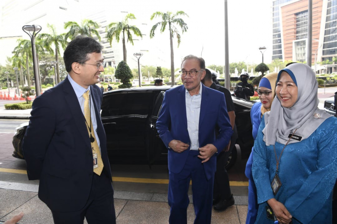 YAB Perdana Menteri “Clock In” Di MOF