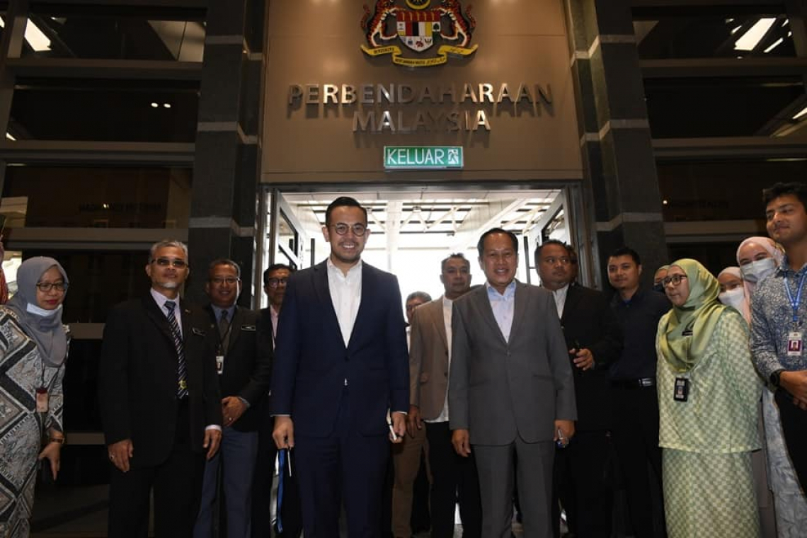 YB Timbalan Menteri Kewangan I &amp; II “Clock In” Di MOF