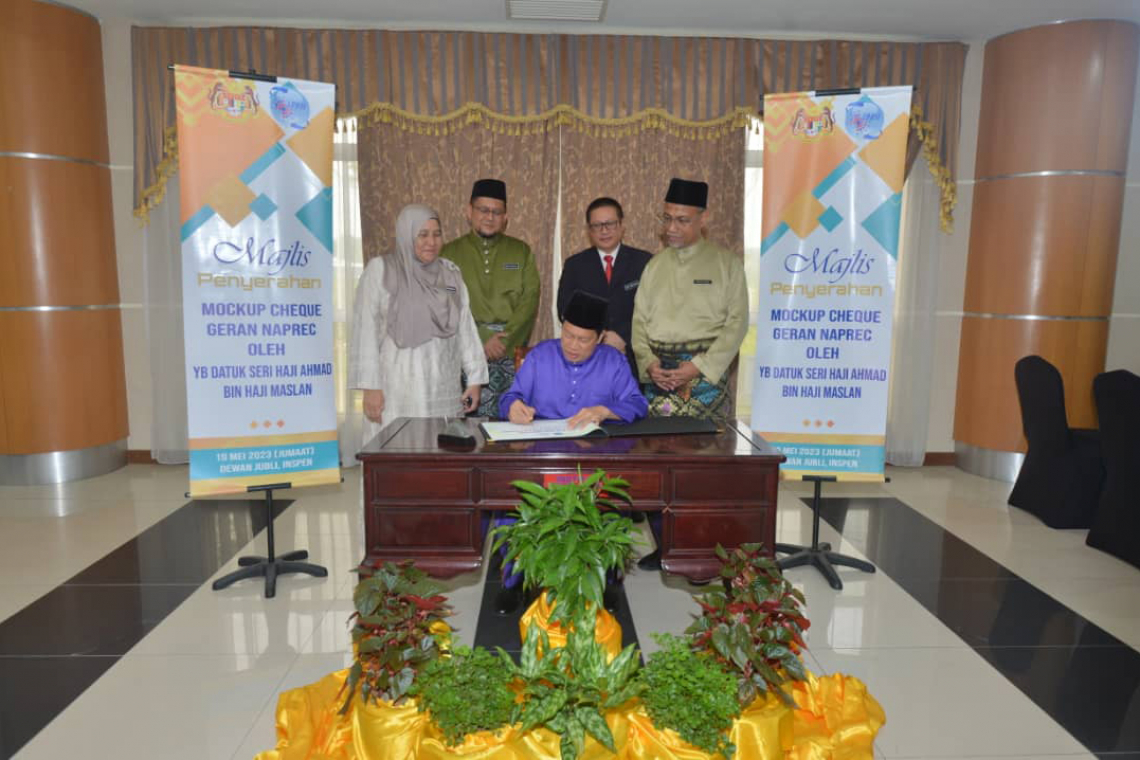 Majlis Penyerahan Mockup Cheque Geran NAPREC di INSPEN