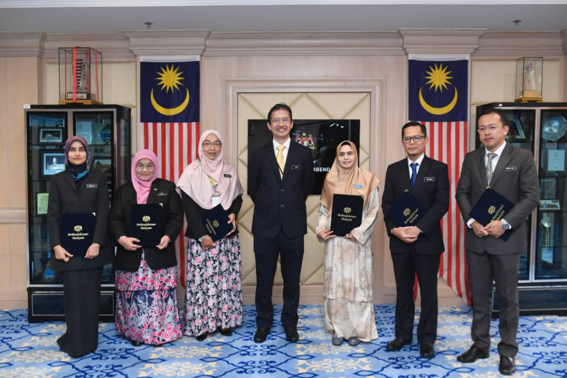 Sesi Penyerahan Surat Penempatan Pegawai Gred Utama Di MOF