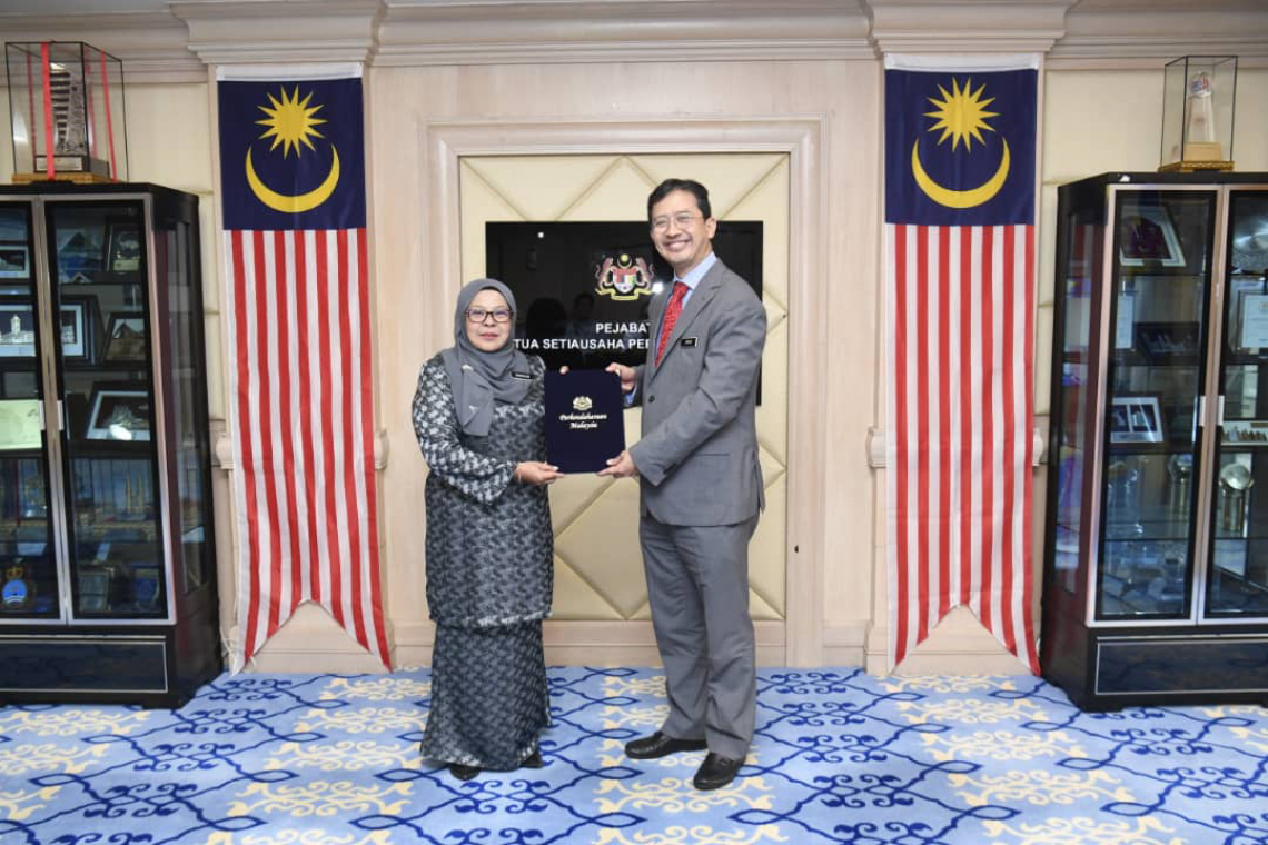 Sesi Penyerahan Surat Penempatan Gred Utama di Pejabat KSP