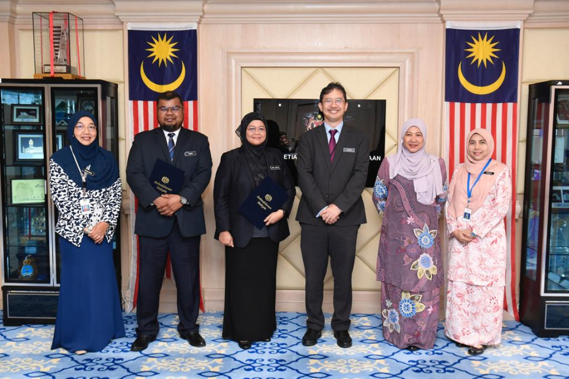 Sesi Penyerahan Surat Penempatan Pegawai Gred Utama di MOF