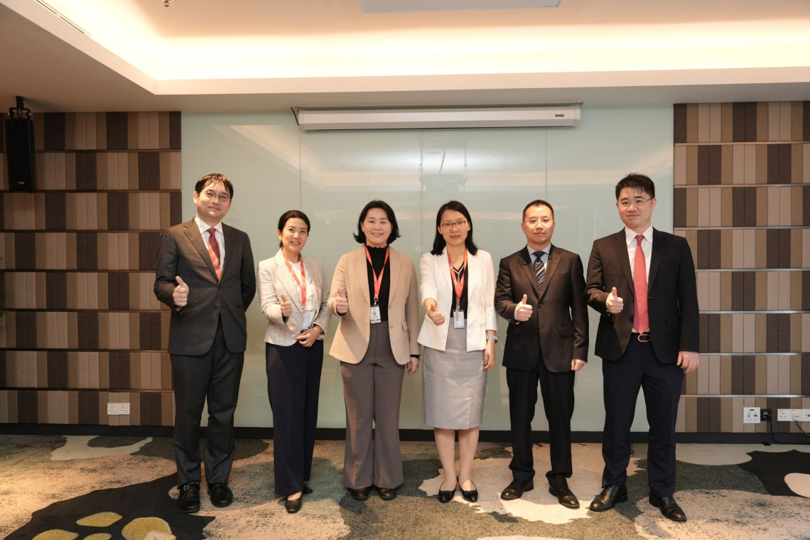 Delegasi negara-negara ASEAN+3 mengadakan beberapa mesyuarat dua hala