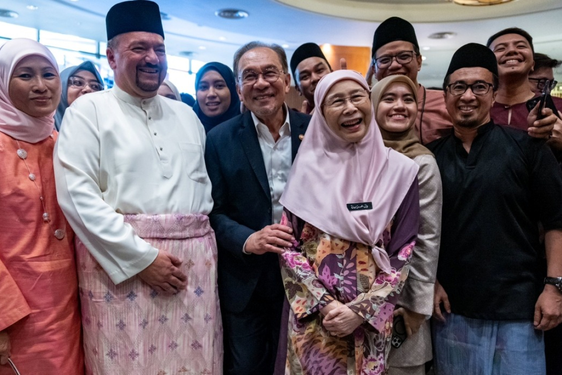 Anwar Joins MOF Staff In Hari Raya Celebration