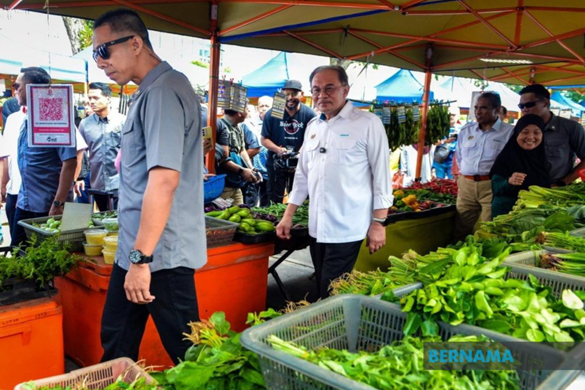 Anwar Tells Agencies To Reach Out To Small Traders On Aid, Financing