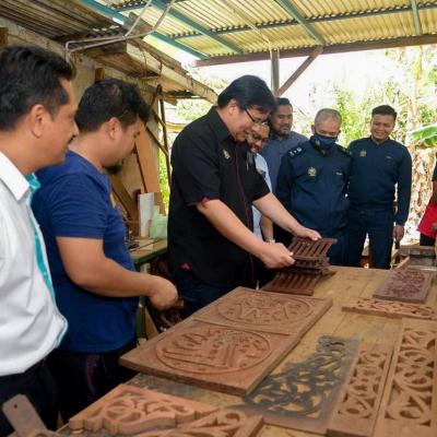 Sesi Turun Padang Sempena Jelajah #Bajet2023 Ke Industri Pembuatan Ukiran Kayu Kuala Terengganu