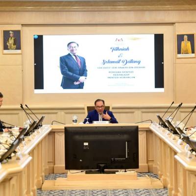 YAB Perdana Menteri “Clock In” Di MOF