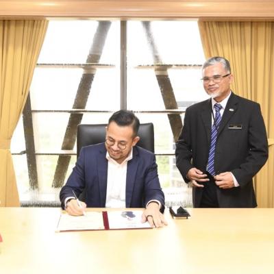 YB Timbalan Menteri Kewangan I & II “Clock In” Di MOF