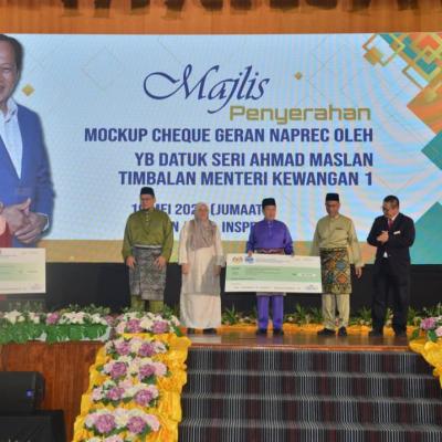 Majlis Penyerahan Mockup Cheque Geran NAPREC di INSPEN