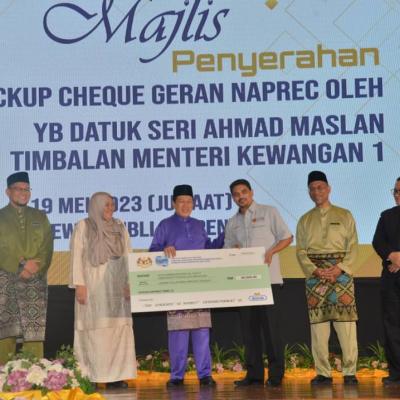 Majlis Penyerahan Mockup Cheque Geran NAPREC di INSPEN
