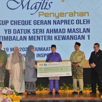 Majlis Penyerahan Mockup Cheque Geran NAPREC di INSPEN