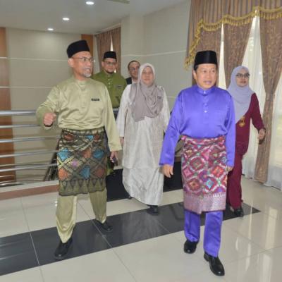 Majlis Penyerahan Mockup Cheque Geran NAPREC di INSPEN