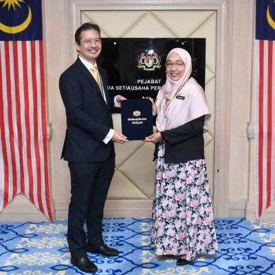 Sesi Penyerahan Surat Penempatan Pegawai Gred Utama Di MOF