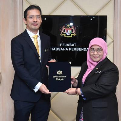 Sesi Penyerahan Surat Penempatan Pegawai Gred Utama Di MOF