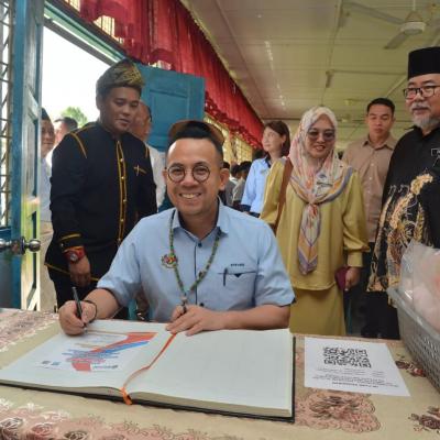 Penyampaian Sumbangan Bantuan Persekolahan Kepada Pelajar Murid SK Semariang Batu, Sarawak