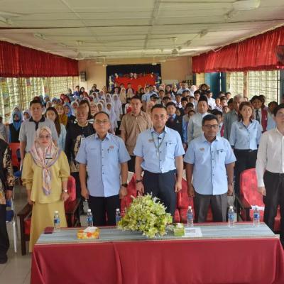 Penyampaian Sumbangan Bantuan Persekolahan Kepada Pelajar Murid SK Semariang Batu, Sarawak