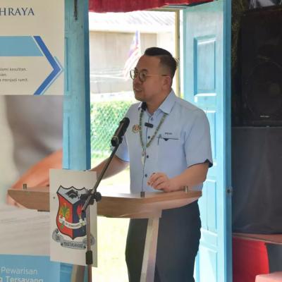 Penyampaian Sumbangan Bantuan Persekolahan Kepada Pelajar Murid SK Semariang Batu, Sarawak