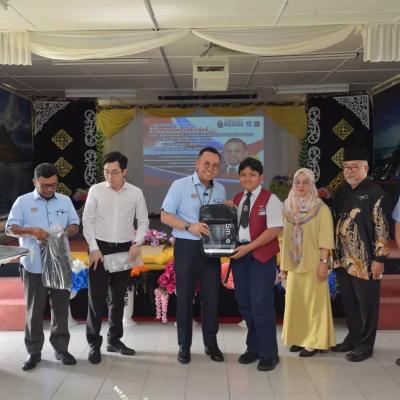 Penyampaian Sumbangan Bantuan Persekolahan Kepada Pelajar Murid SK Semariang Batu, Sarawak