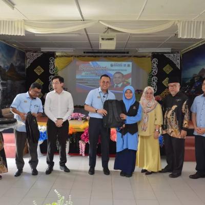 Penyampaian Sumbangan Bantuan Persekolahan Kepada Pelajar Murid SK Semariang Batu, Sarawak
