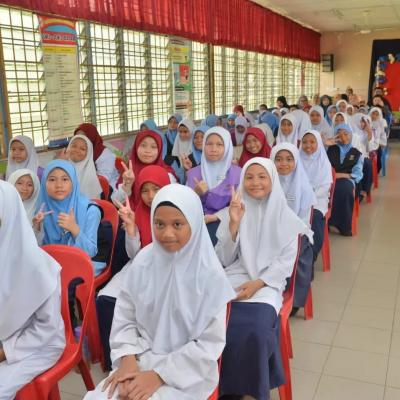 Penyampaian Sumbangan Bantuan Persekolahan Kepada Pelajar Murid SK Semariang Batu, Sarawak