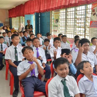 Penyampaian Sumbangan Bantuan Persekolahan Kepada Pelajar Murid SK Semariang Batu, Sarawak