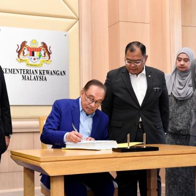 Sesi Menandatangani Dokumen Rasmi Belanjawan 2025