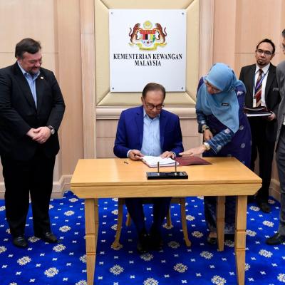 Sesi Menandatangani Dokumen Rasmi Belanjawan 2025