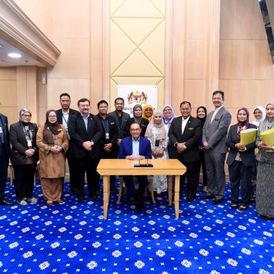 Sesi Menandatangani Dokumen Rasmi Belanjawan 2025