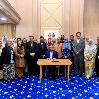 Sesi Menandatangani Dokumen Rasmi Belanjawan 2025