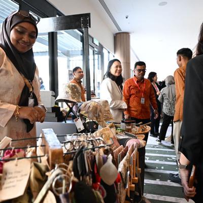 LADA membawakan usahawan sekitar Langkawi untuk memperkenalkan produk dan kraftangan tempatan kepada delegasi dari negara ASEAN+3