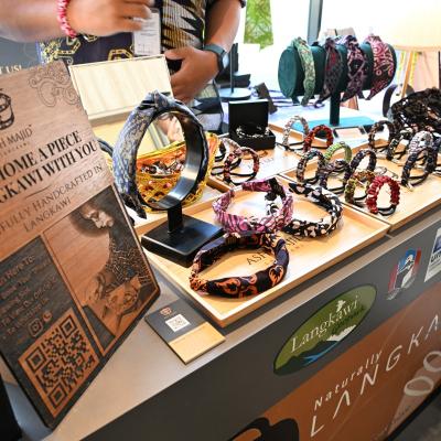 LADA membawakan usahawan sekitar Langkawi untuk memperkenalkan produk dan kraftangan tempatan kepada delegasi dari negara ASEAN+3