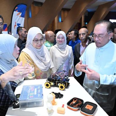 Majlis Peluncuran Sekolah Angkat MADANI