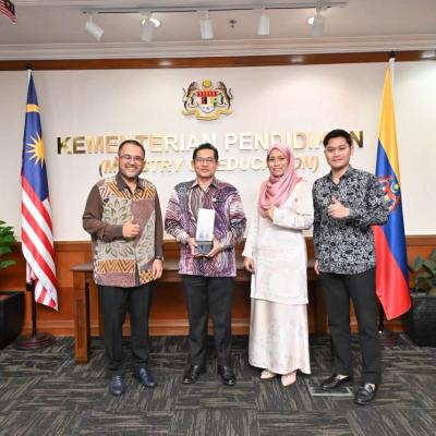 Kunjungan Hormat & Penyampaian Hadiah Kempen Cashless Boleh 5.0 Kepada KPM